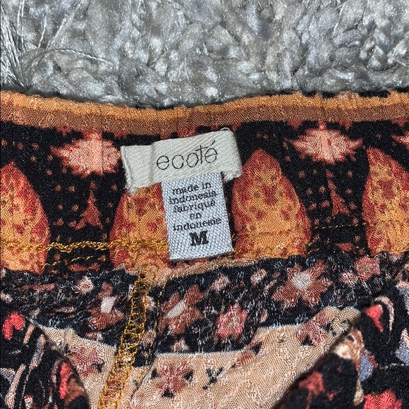 (2) Pairs of Ecote shorts - Picture 2 of 3